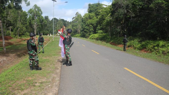Sambut HUT Kemerdekaan RI Ke-78, Satgas Pamtas Statis RI-PNG Yonif Raider Khusus 111/Karma Bhakti Ajak Masyarakat Pasang Bendera Merah Putih.