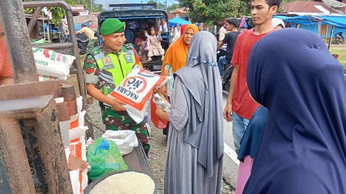 Babinsa Rutin Cek Harga Sembako Di Pasar Tradisional Mingguan