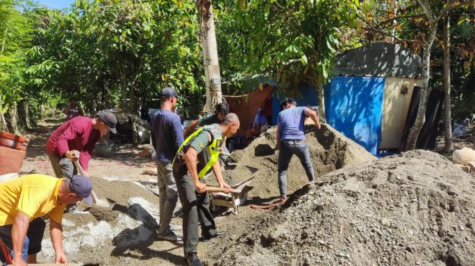 Tingkatkan Infrastruktur, Babinsa Bersama Warga Bangun Jalan Desa