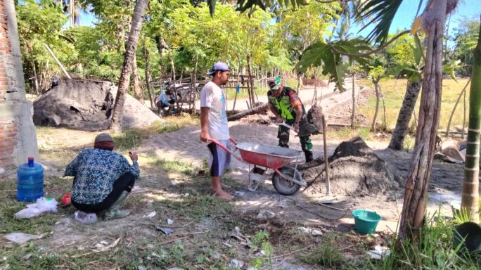 Babinsa Posramil Simpang Mamplam Bantu Warga Membuat Saluran Air Irigasi Di Sawah