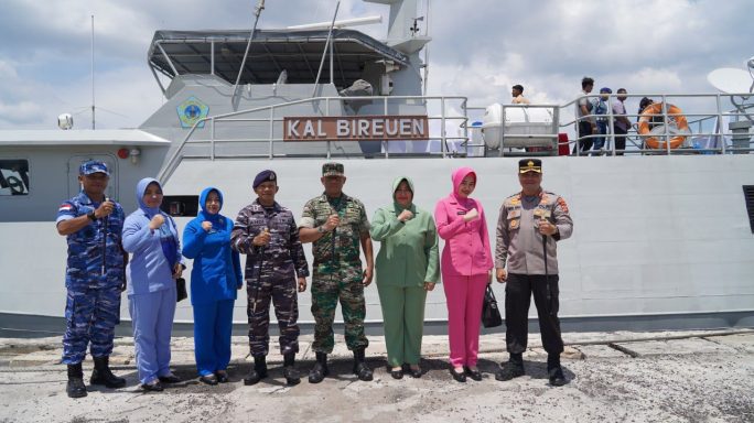 DANREM 011 DAN NELAYAN KIBARKAN BENDERA MERAH PUTIH DI LAUT.