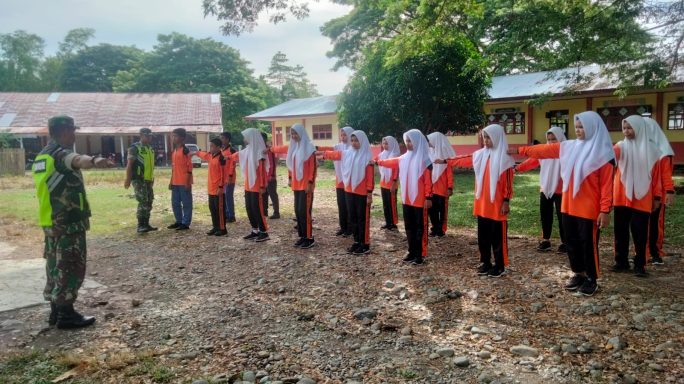Anggota Koramil Mutiara Timur Bekali Ilmu PBB Dasar Kepada Siswa SMPN 2 Mutiara