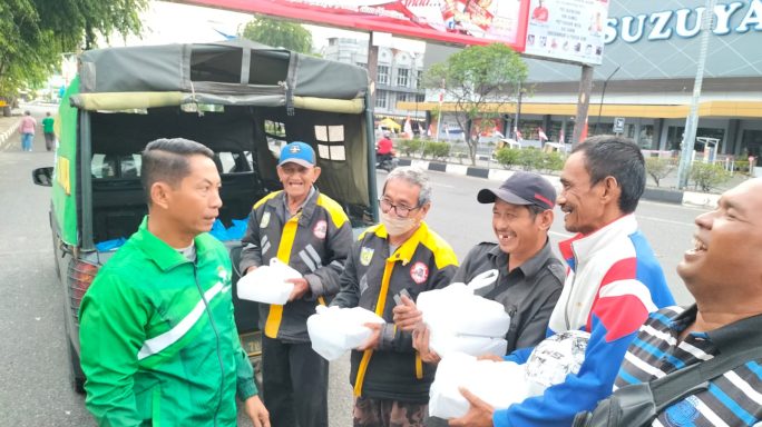 Pangdam IM menyempatkan diri untuk Saling Peduli dengan berbagi makanan pada Jum’at Berkah Kodam IM.