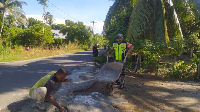 Babinsa Posramil Kuta Blang Bantu Warga Cor Jalan Masuk Desa