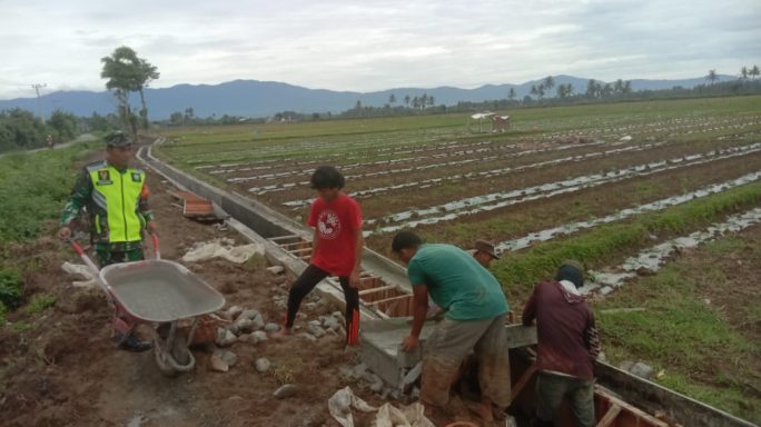 Babinsa Mutiara timur Lakukan Giat Karya Bhakti Pembuatan Saluran Irigasi