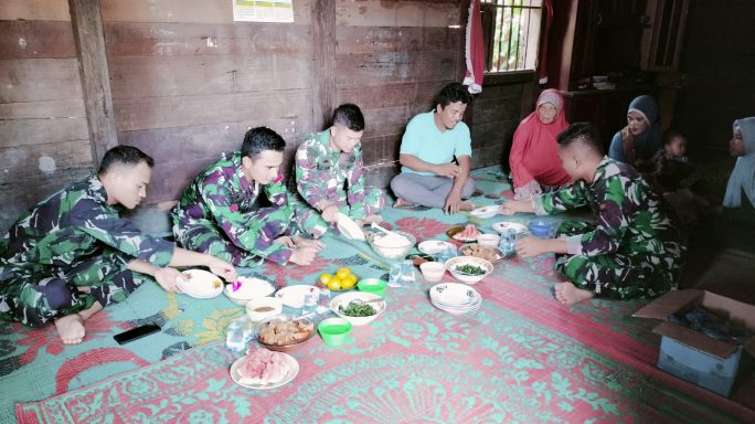 Anggota Satgas TMMD Reguler ke- 117 Kodim 0108/Agara Terus Jalin Kebersamaan Dalam Suasana Makan Siang Bersama