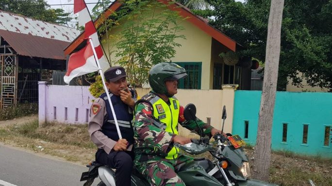 Sinegritas TNI Polri, Keliling Kampung Serukan Warga Pasang Bendera Merah Putih