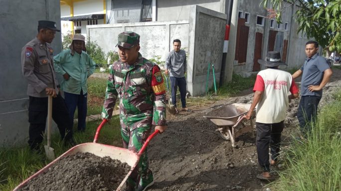 Mengatasi Kesulitan Rakyat, Babinsa dan Bhabinkamtibmas Labar Gotong Royong Menimbun Jalan Akses ke SD Desa Tutong