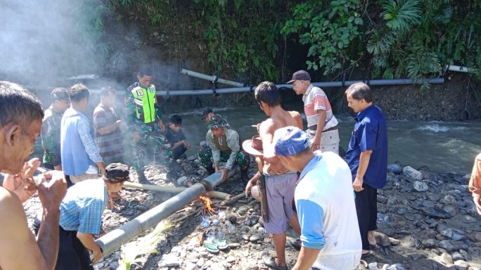 Babinsa Dan Warga Masyarakat Gotong Royong Perbaiki Pipa Air Bersih Akibat Banjir