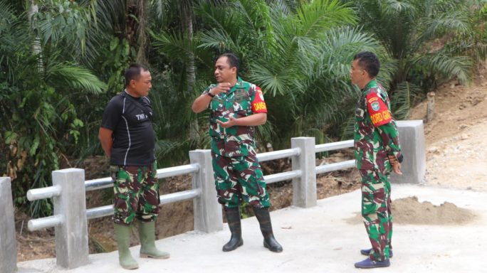 Dansatgas Tinjau Sasaran Fisik Pembangunan TMMD 117 di Desa Sukajadi Kebon Ireng