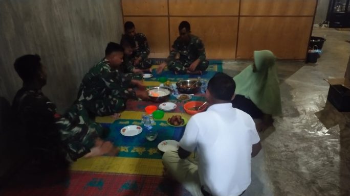 Keakraban Anggota Satgas TMMD Reguler Ke 117 Kodim 0108/Agara Saat Makan Malam Bersama Keluarga Asuh