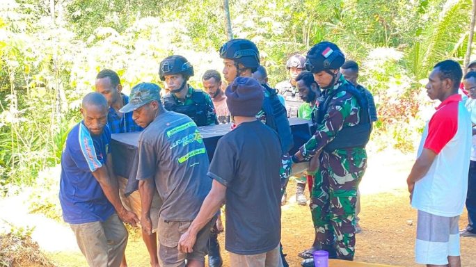 Wujud Sosial TNI dari Satgas Pamtas Statis RI- PNG Yonif RK 111/KB turun ke kampung Bantu Pemakaman Warga