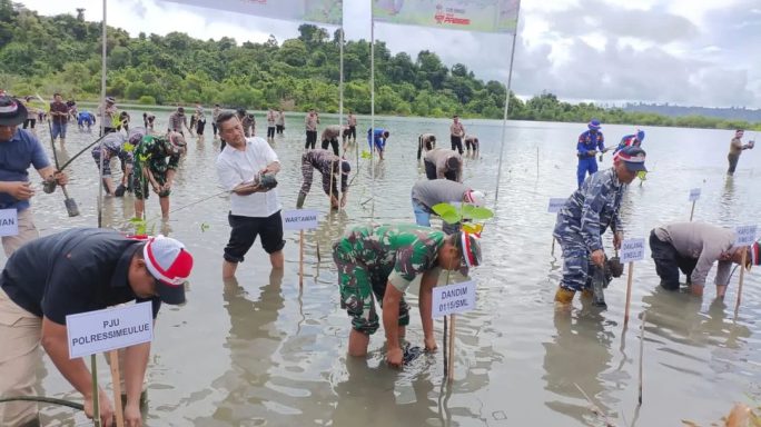 Dalam Rangka HUT Kemerdekaan RI Ke 78, TNI-POLRI Bersama Pemda Kab. Simeulue Hijaukan Pantai Desa Linggi