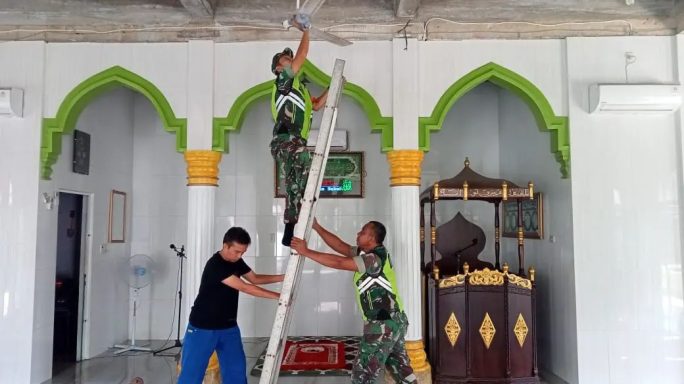 Personil Koramil 01/Simpang Kiri Adakan Jumat Bersih dimesjid Bersama Masyarakat