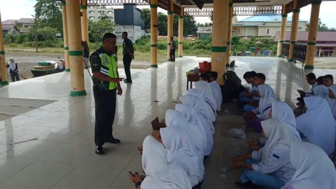 Babinsa Berikan Arahan danh Motivasi Kepada Siswa Siswi SMA Rundeng