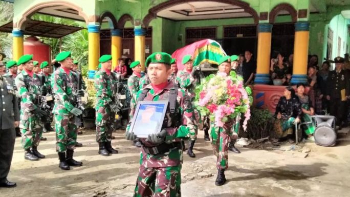 Danramil Pimpin Upacara Pemakaman Kepada Prajurit Yang Meninggal Secara Militer