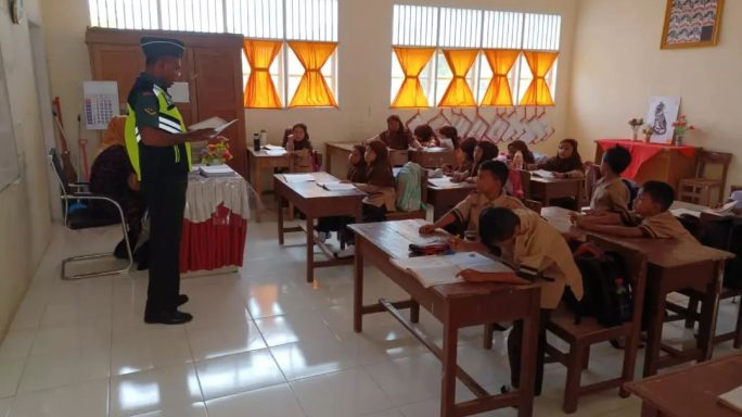 Komsos Babinsa Posramil Jeumpa Dengan Siswa Di Sekolah, Bahas Tentang Kedisiplinan Dan Peraturan