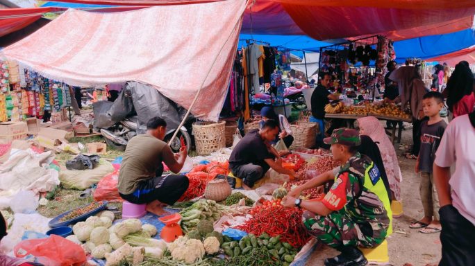 Pantau Situasi Pasar, Serda Ali Imran Cek Harga Sembako