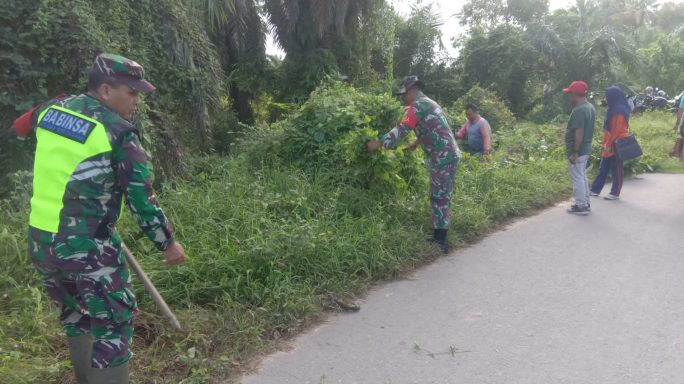 Jum’at Bersih, Jajaran Kodim 0117/Aceh Tamiang Bersama Masyarakat Melaksanakan Gotong Royong Secara Serentak