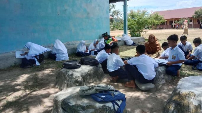 Tanamkan Disiplin dan Cinta Tanah Air, Babinsa Posramil Jeumpa Berikan Wasbang kepada Murid SMPN 3