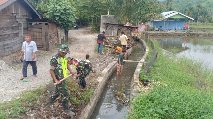 Babinsa Bersama Warga Kerja Bhakti Bersihkan Parit