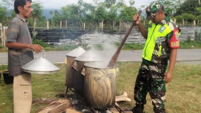 Wujud Perhatian, Babinsa Bantu Warga Binaan Menyiapkan Masakan Untuk Pesta Pernikahan