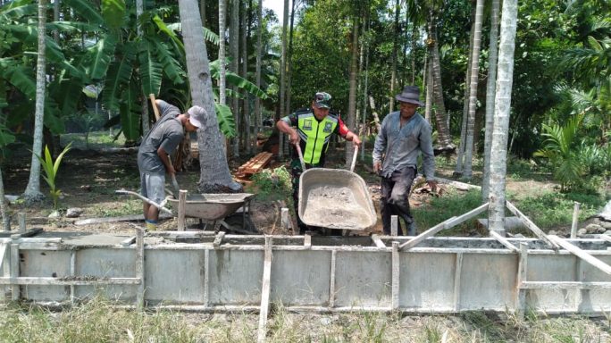 Babinsa Posramil Peusangan Selatan Gotong Royong Bantu Warga Binaan Membuat Saluran Air