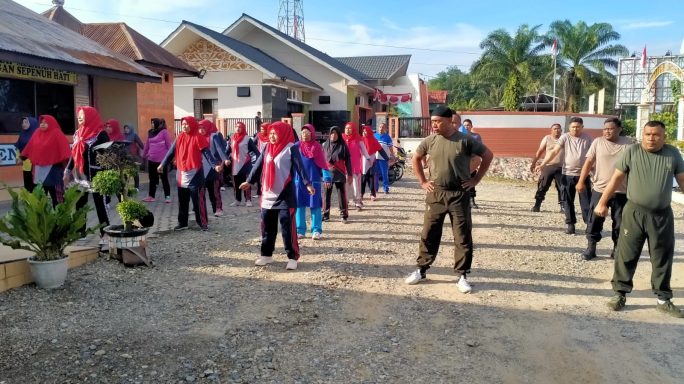 Jumat Sehat, Anggota Koramil 07/Kejuruan Muda Laksanakan Senam Bersama Forkopimcam