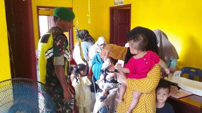 Dampingi Kegiatan di Posyandu Seulawah Babinsa Desa Sukajaya Terjun Langsung Secara Aktif