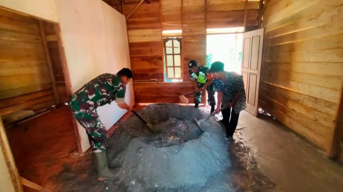 Ringankan Beban Warga, Babinsa Sikerabang Bantu Cor Lantai Rumah Warga