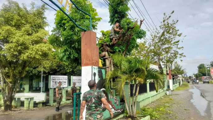Tanamkan Rasa Memiliki, Personil Koramil 06/Teunom Kompak Melaksanakan Pembersihan Pangkalan