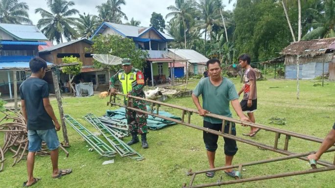 Babinsa Koramil 03/Teupah Selatan Laksanakan Komsos Sekaligus Membantu Mengembalikan Tenda Acara Hajatan Nikah Warganya
