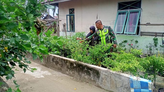 Sertu Eko Tri, Babinsa Koramil 11 Birem Bayeun Berperan Aktif dalam Program Kemandirian Pangan