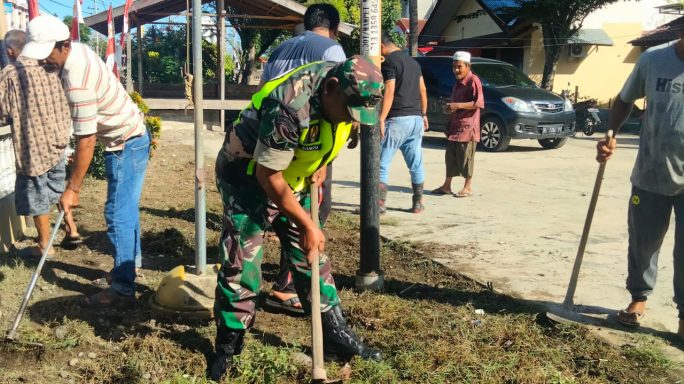 Jaga Kebersihan Tempat Ibadah Dan Kantor Desa, Babinsa Mutiara Laksanakan Karya Bakti Bersama Warga