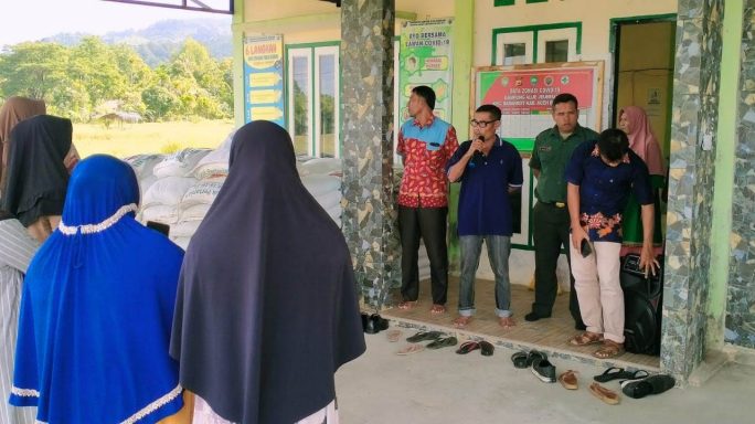 Babinsa Babahrot Dampingi Perangkat Desa Salurkan Bantuan Pupuk