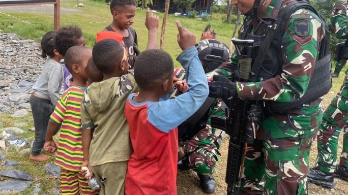 Potret Keceriaan Anak Papua, Satgas Yonif RK 115/ML Bagikan Gula-Gula Saat Laksanakan Anjangsana
