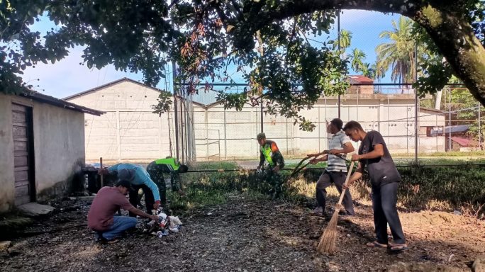 Ciptakan Lingkungan yang Bersih Babinsa Posramil Suka Makmue Ajak Warga Bersihkan Sampah Plastik