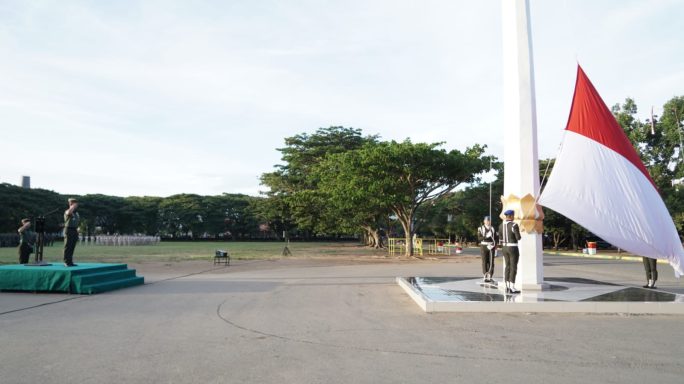 Irdam IM mewakili Pangdam IM bertindak sebagai Inspektur Upacara memimpin Upacara Bendera Bulanan.