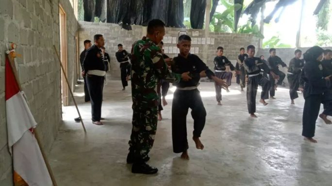 Babinsa Sambangi Pelatihan Pencak Silat Untuk Membina Organisasi Kepemudaan