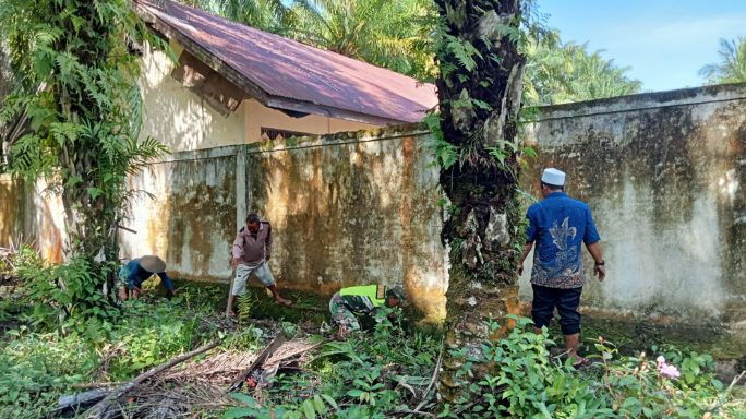 Wujudkan Lingkungan Bersih, Babinsa Bersama Warga Lakukan Gotong Royong