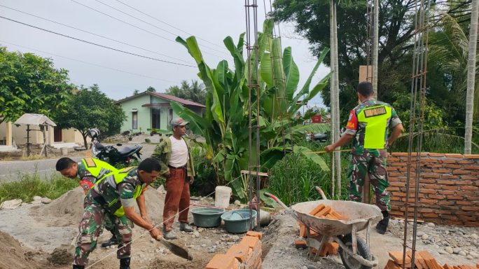 Indahnya Kebersamaan Babinsa Bantu Pembuatan Rumah Warga