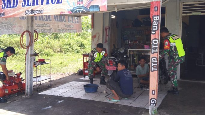 Berikan Semangat Dan Motivasi, Babinsa Komsos Dengan Pemilik Bengkel Motor