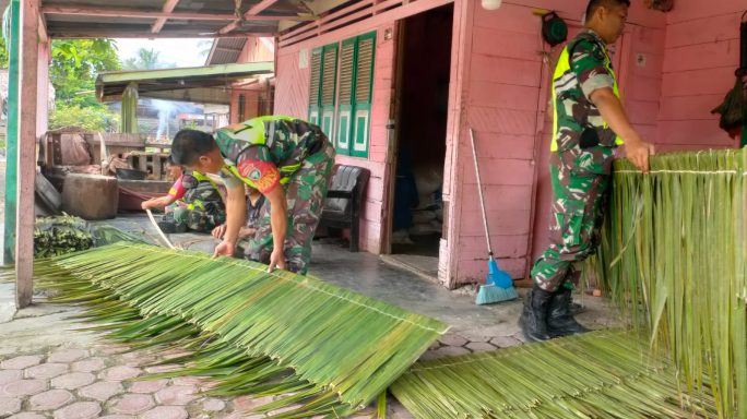 Keakraban Babinsa Bersama Warga Pengrajin Atap Rumbia