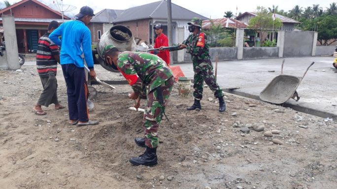 Babinsa Bersama Warga Gotong Royong Cor Halaman Masjid