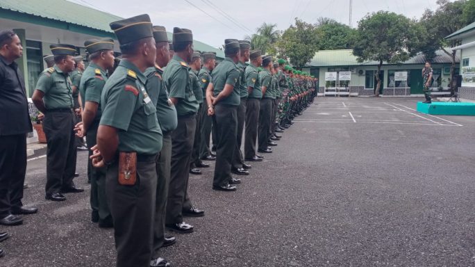 Usai Melaksanakan Upacara Bendera Rutin Setiap Senin, Dandim 0105/Abar Mengambil Jam Komandan