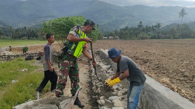Babinsa Bersama Warga Gotong Royong Pembuatan Parit Irigasi