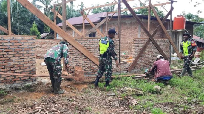 Babinsa Komsos Sambil Membantu Warga Membangun Rumah