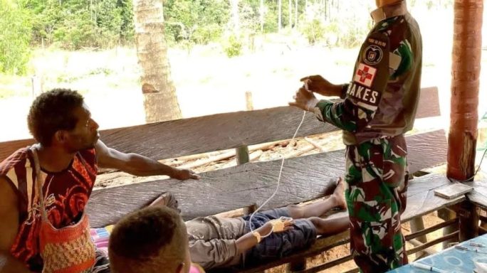 Tidak Berdaya Salah Satu Bocah Distrik Jair Kab. Boven Digoel Di Larikan Orang Tuanya Ke Pos TNI Satgas Pamtas RI-PNG Yonif RK 111/KB Karena Sakit Malaria