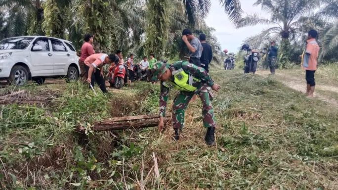Babinsa Koramil 01/Simpang Kiri Gotong Royong di Desa Binaan