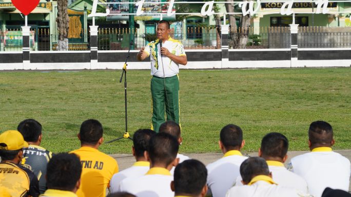 Danrem 011/LW memberika arahan kepada Prajurit pada pelaksanaan kegiatan olahraga bersama